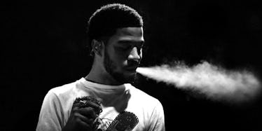 Kid Cudi röker en cigarett (eller weed)
