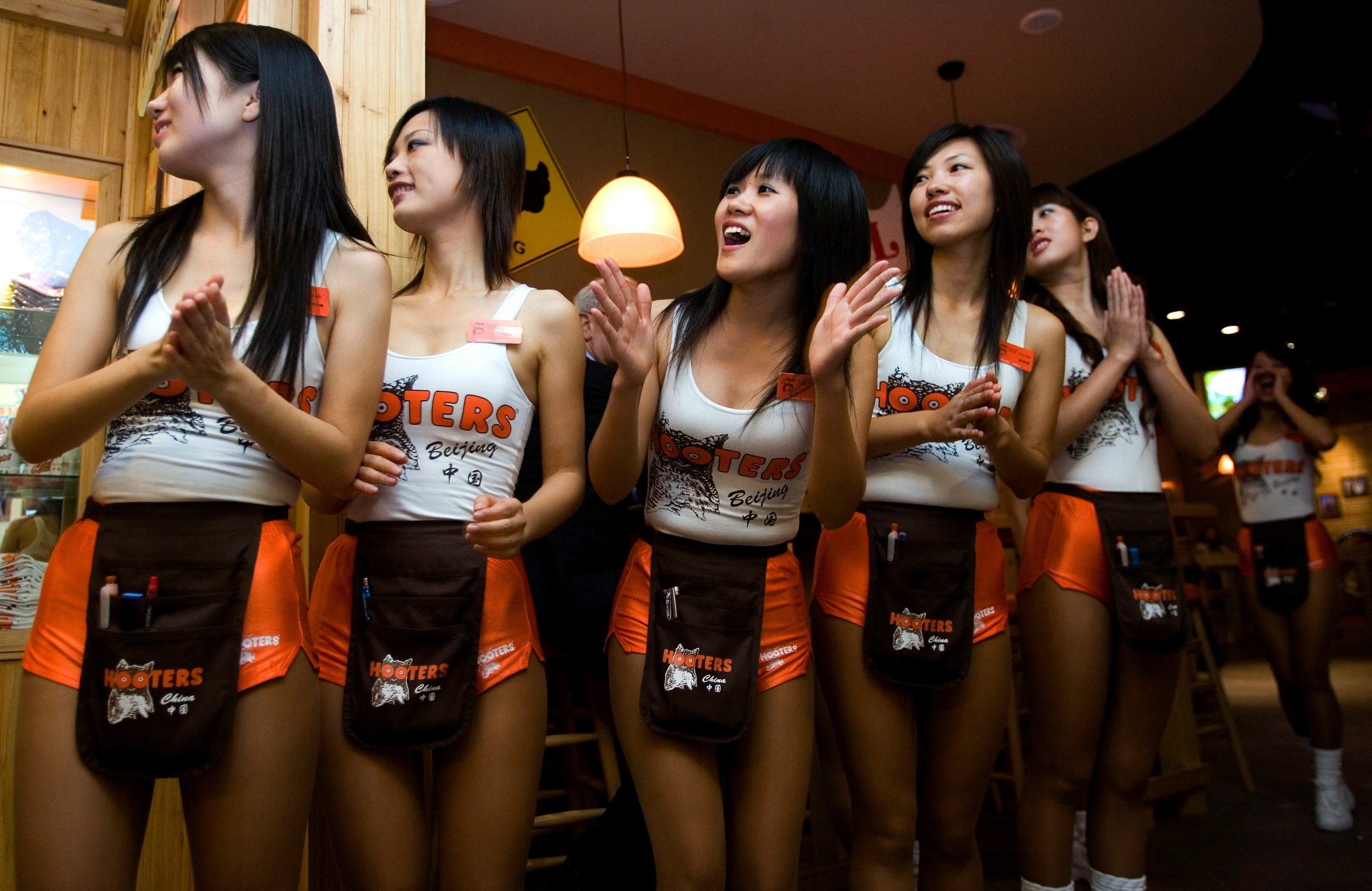 К грудастым китаянкам которые занимаются проституцией пришли очередные клиенты