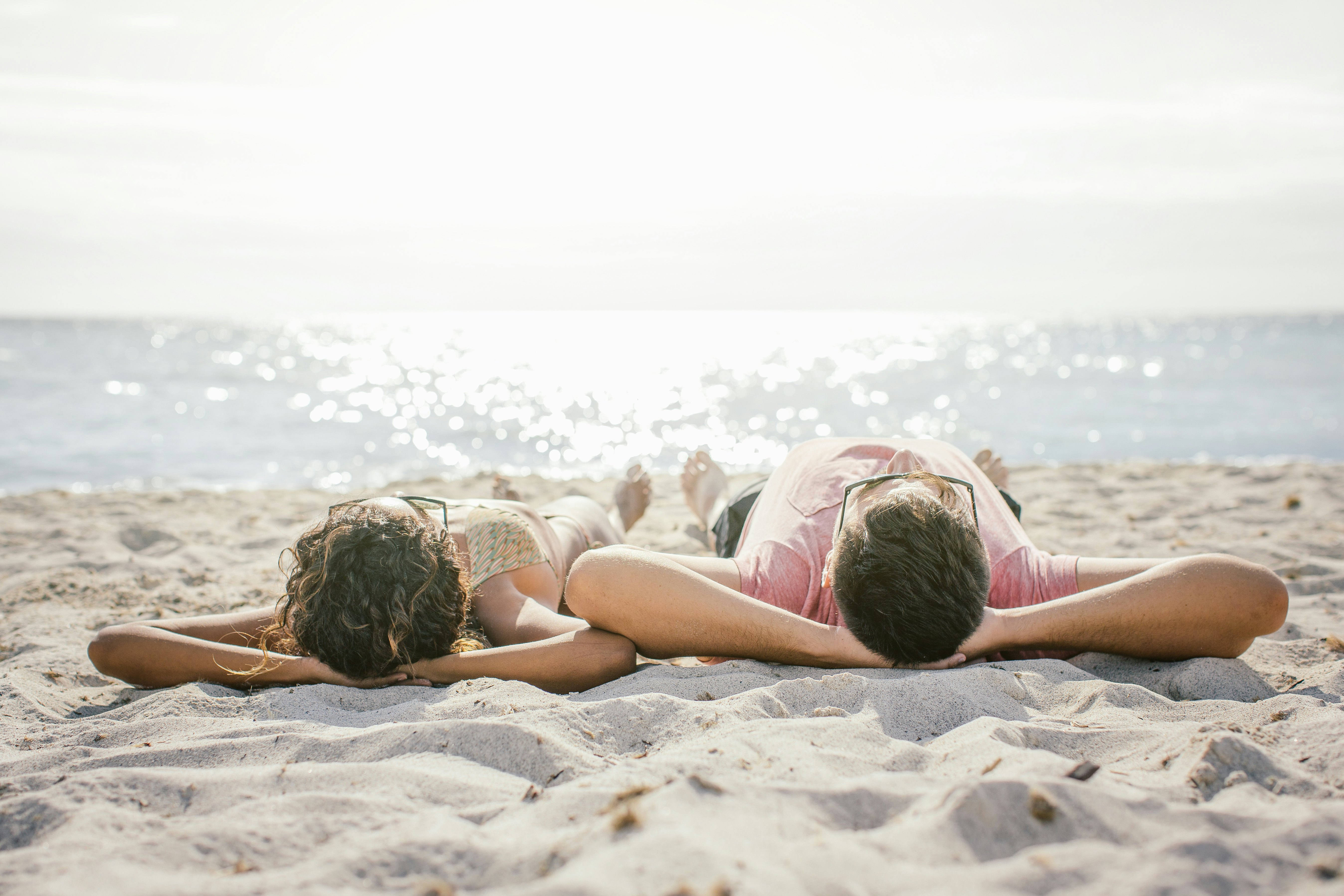 Две девушки нежатся на песочке - секс фото 