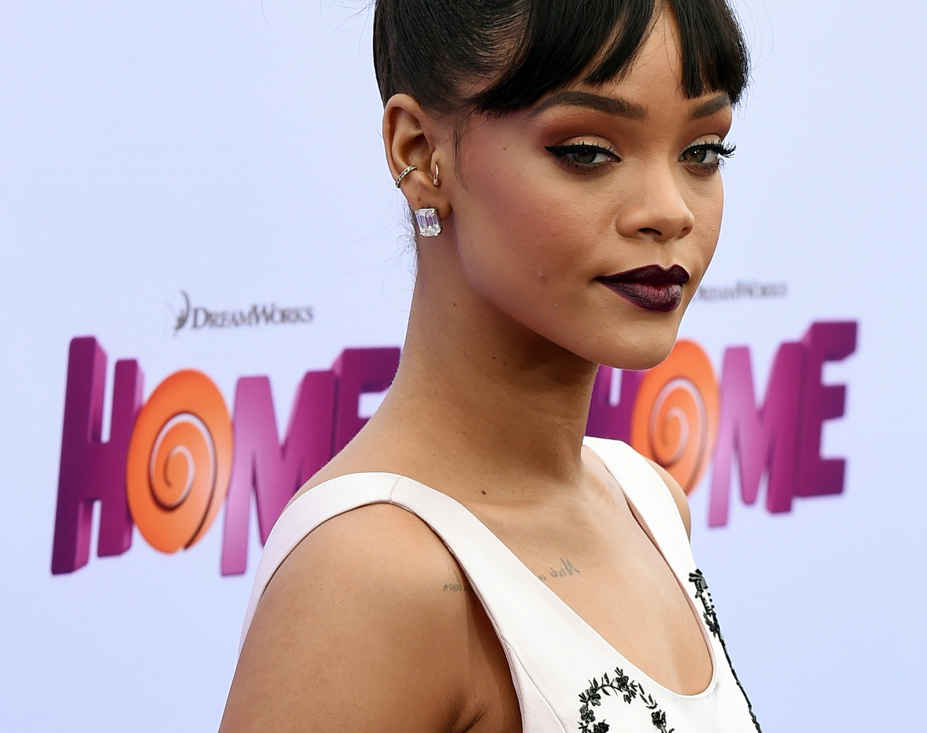 Rihanna shows pierced nipples and pic
