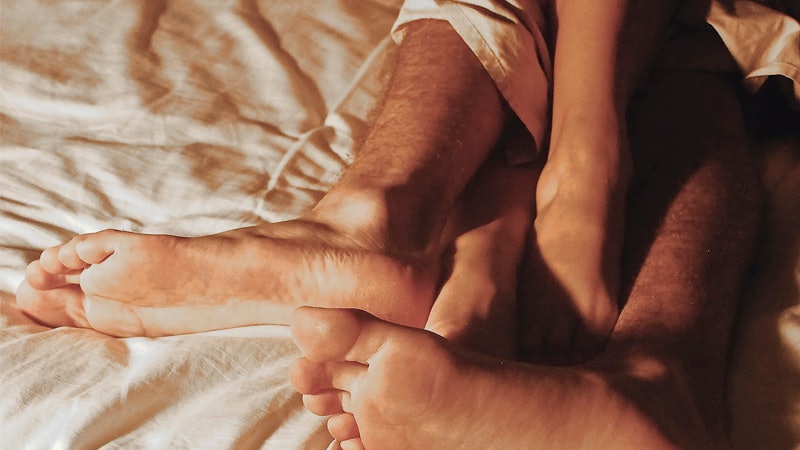 Asa Akira получает камшот на ножки после ебли с мужиком в постели