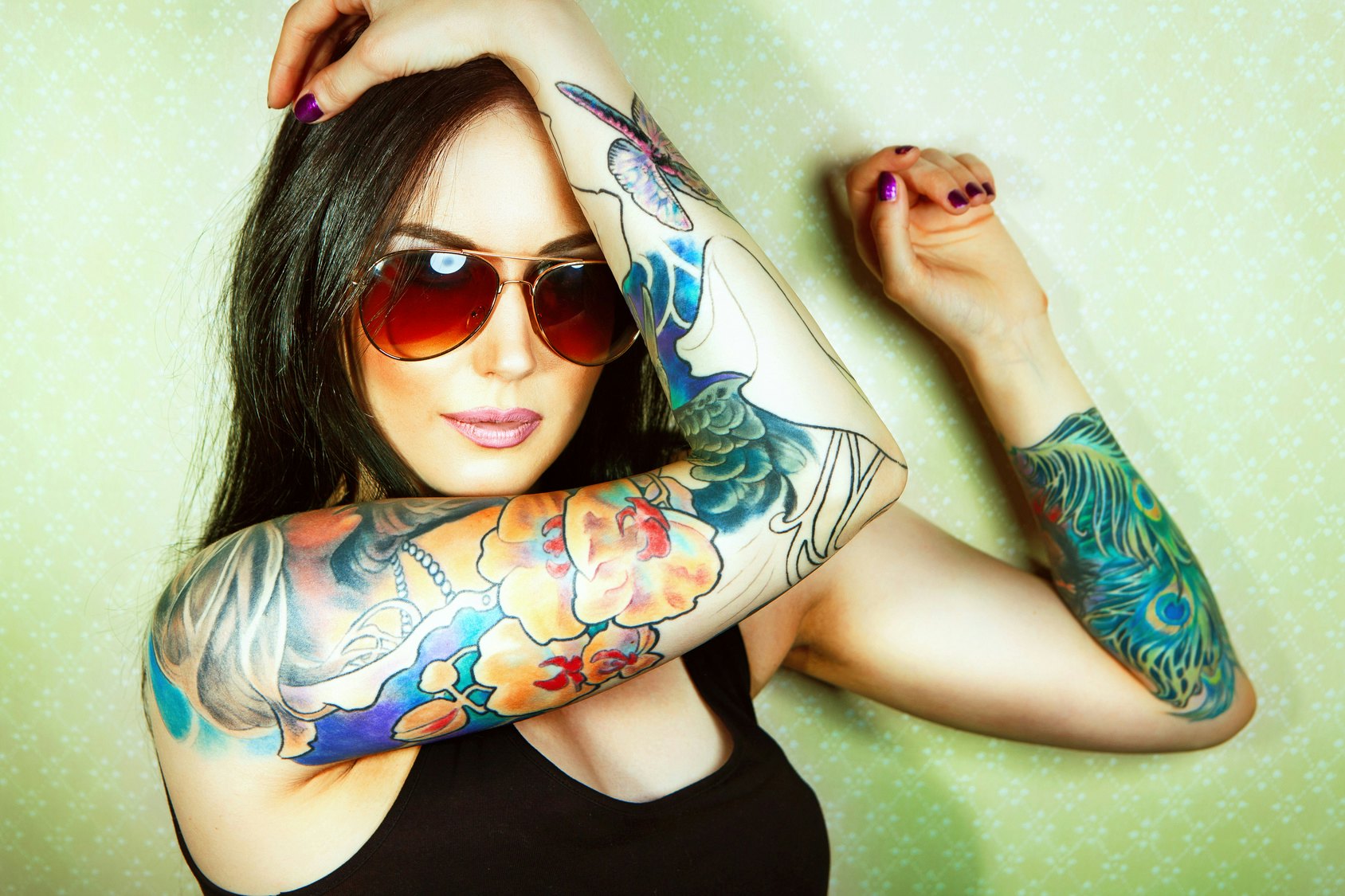 Девушка с татуировкой 