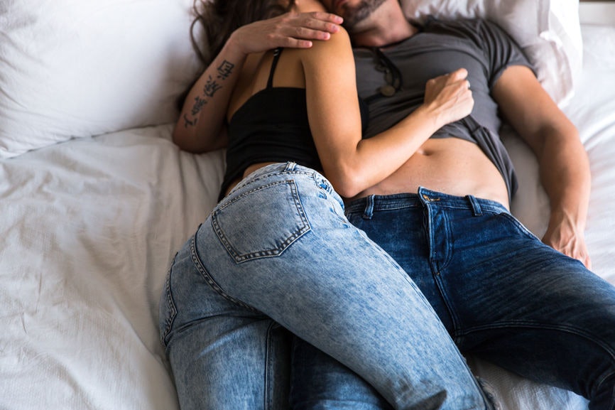 Лесбиянки в джинсах снимают эротику по всему дому