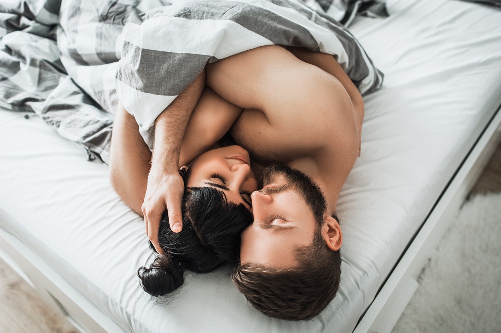 Молодые анальные красавицы показали супер секс с парнем в постели 