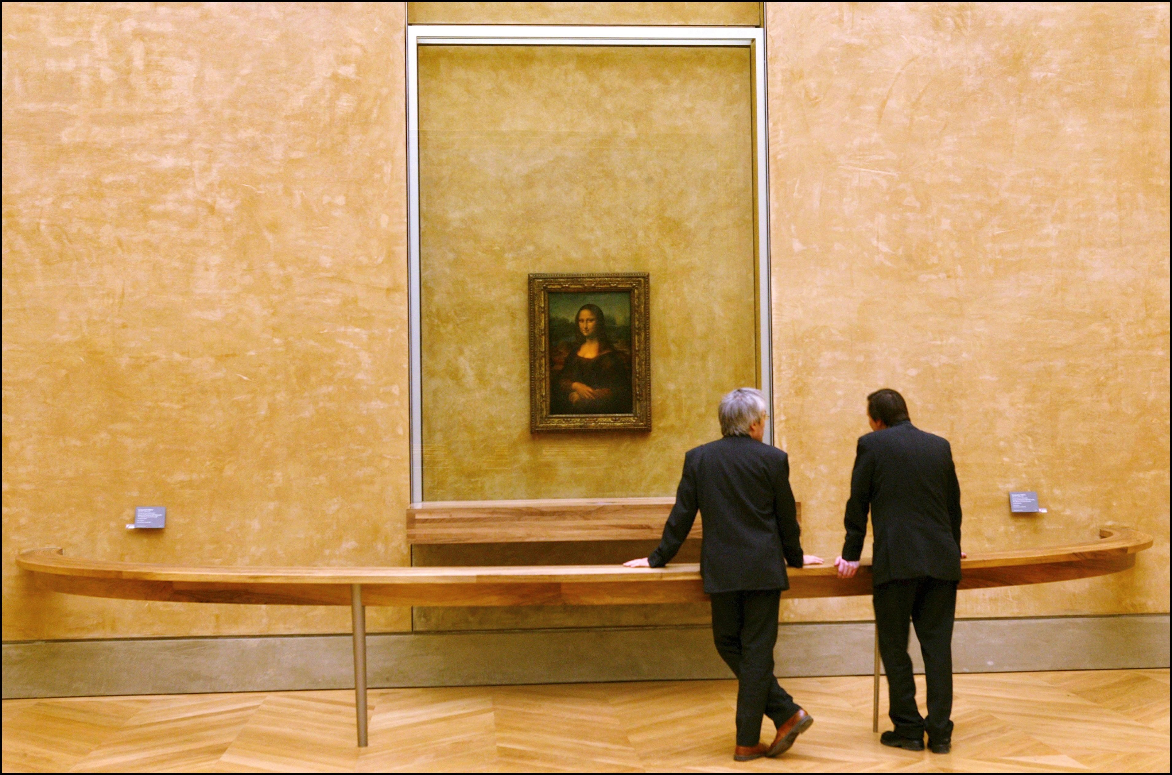 Мона Лиза за стеклом в Лувре