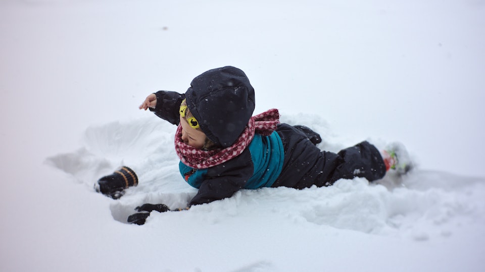 10 Cute Babies Who Are Trying To Deal With Snow For The First Time 10 Cute Babies Who Are Trying To Deal With Snow For The First Time