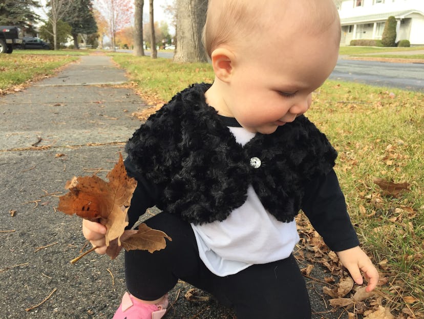 Close shot of the entire toddler’s outfit.