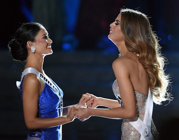 How Did Steve Harvey Crown The Wrong Miss Universe Miss Colombia Crowned At Pageant By Mistake