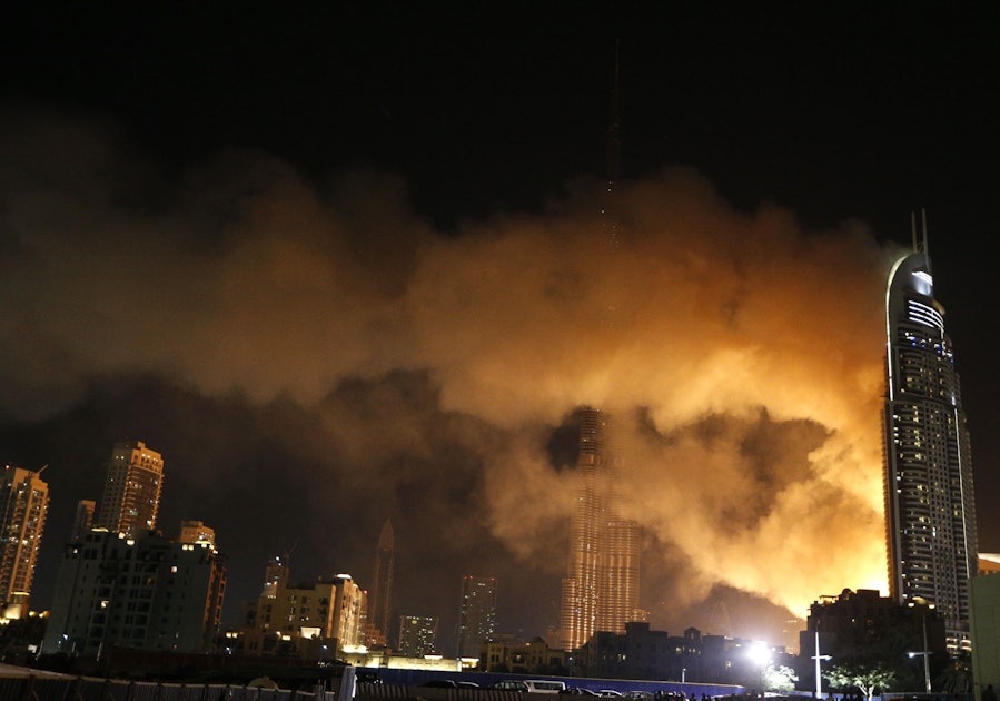 Бурдж халифа горит новости. Даунтаун Бурдж Дубай пожар. Пожар в Бурдж Халифа 2020. Пожар в ОАЭ небоскреб. Address Downtown пожар.