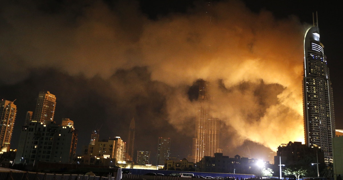 Бурдж халифа горит новости. Даунтаун Бурдж Дубай пожар. Пожар в Бурдж Халифа 2020. Пожар в ОАЭ небоскреб. Address Downtown пожар.