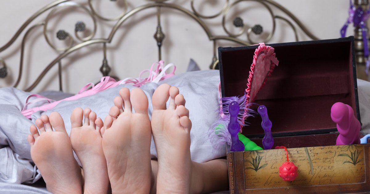 Похотливые подруги развлекаются с секс игрушками Похотливые подруги развлекаются с секс игрушками