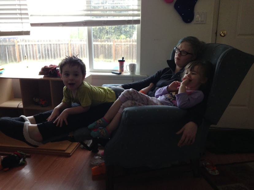 Image of Toni Hammer with her kids sitting on a chair