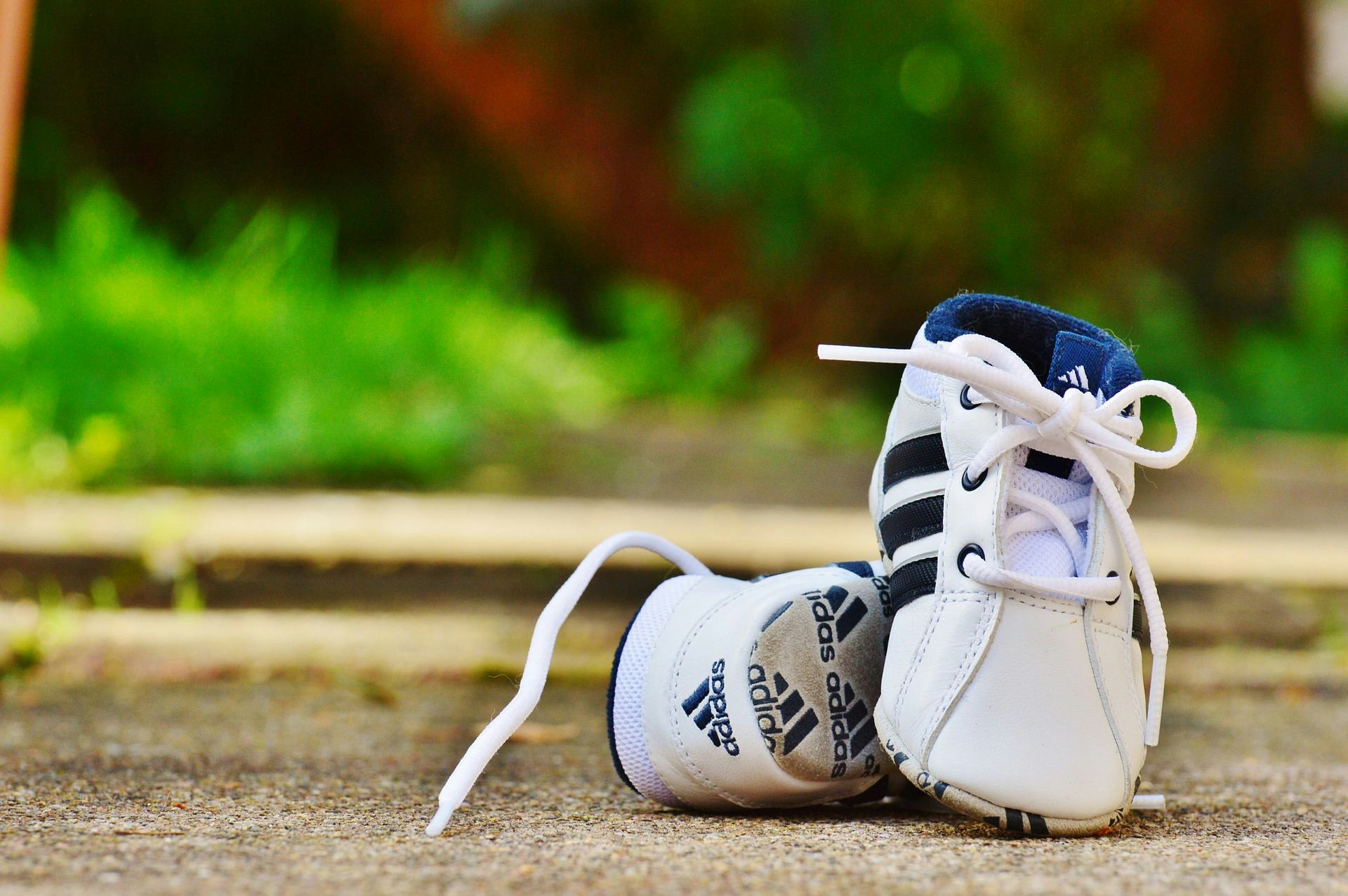 when should you start putting shoes on a baby