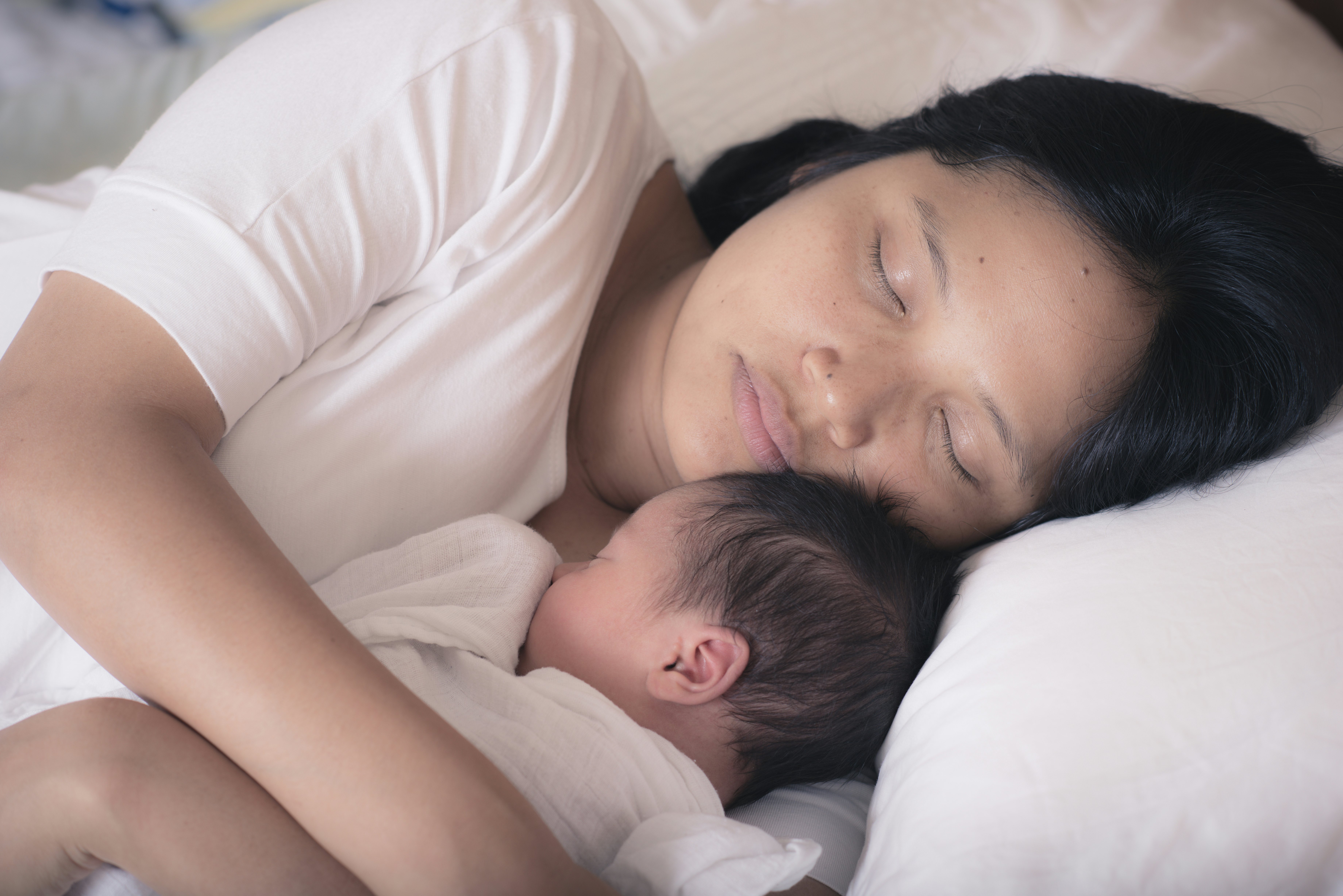 Real sleeping mom. Совместный сон. Совместный сон Япония. Спящие мать. Совместный сон Эстетика.