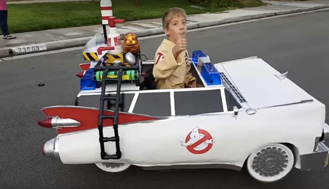 Local family wins Halloween with Ghostbusters costumes, including working  Ecto-1!
