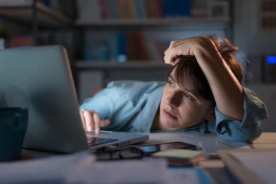 熬夜上网导致突发耳聋?睡眠不足的危害远不止这些