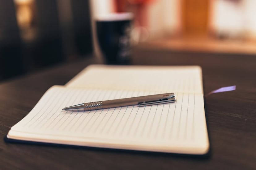 Image of a pen on a notebook