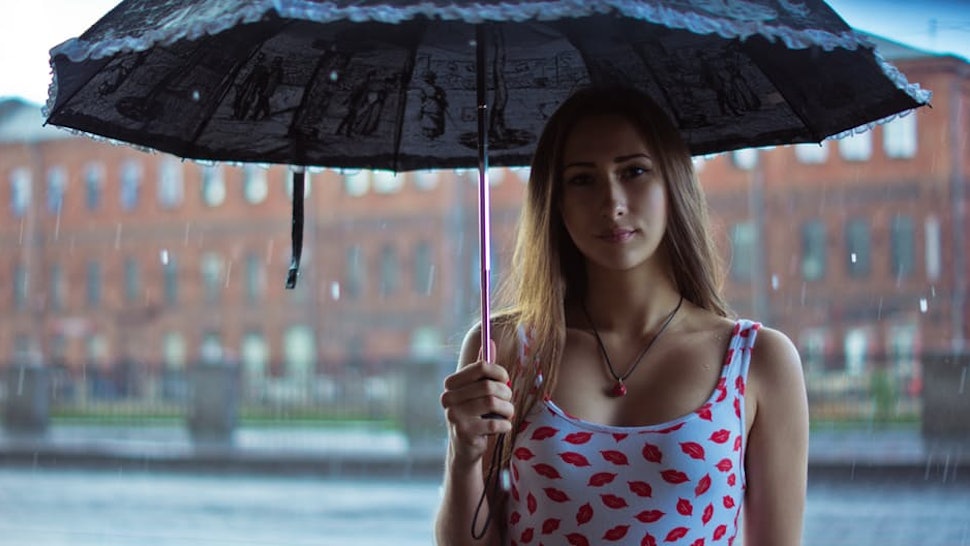 11 Genius Things To Do When It S Raining So Your Hair And Makeup
