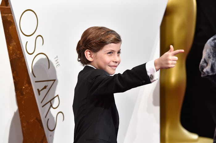 Jacob Tremblay posing pointing at the cameras with his index finger at the Oscars