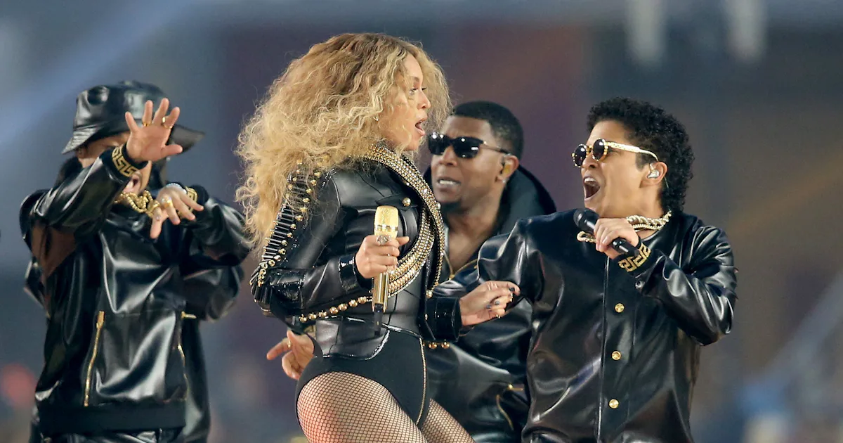 Beyoncé Stares Into Camera During Super Bowl Entrance, & It Gave The ...