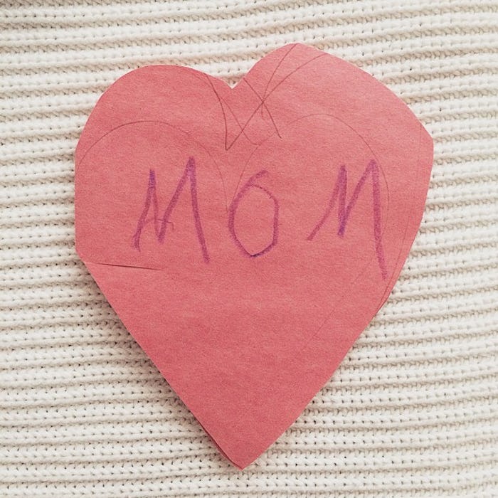 "Mom" text on a pink heart-shaped paper