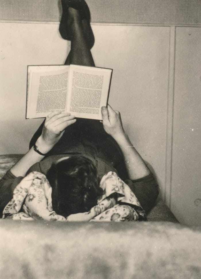 Illustration of a woman reading while sitting