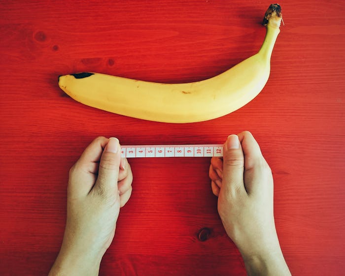 Woman measuring a bananas length