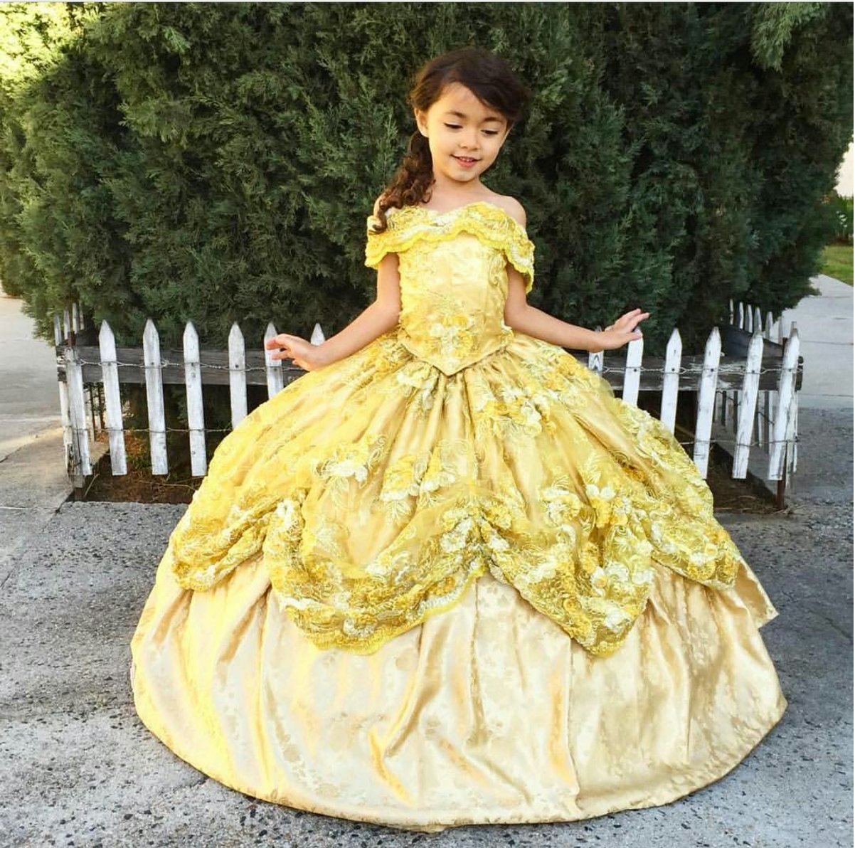Скачай платье принцессы. Платья для принцессы. Принцессы в красивых платьях. Сказочное платье для девочки. Сказочная платья для детей.