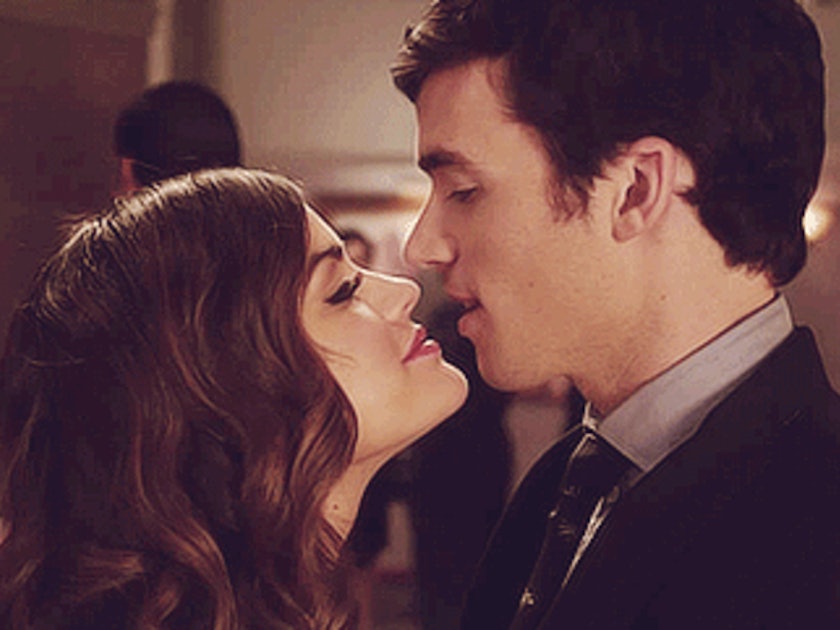 Will Ezra &amp; Aria Get Married In &#39;Pretty Little Liars&#39; 7A? Someone&#39;s Wedding  Will Happen
