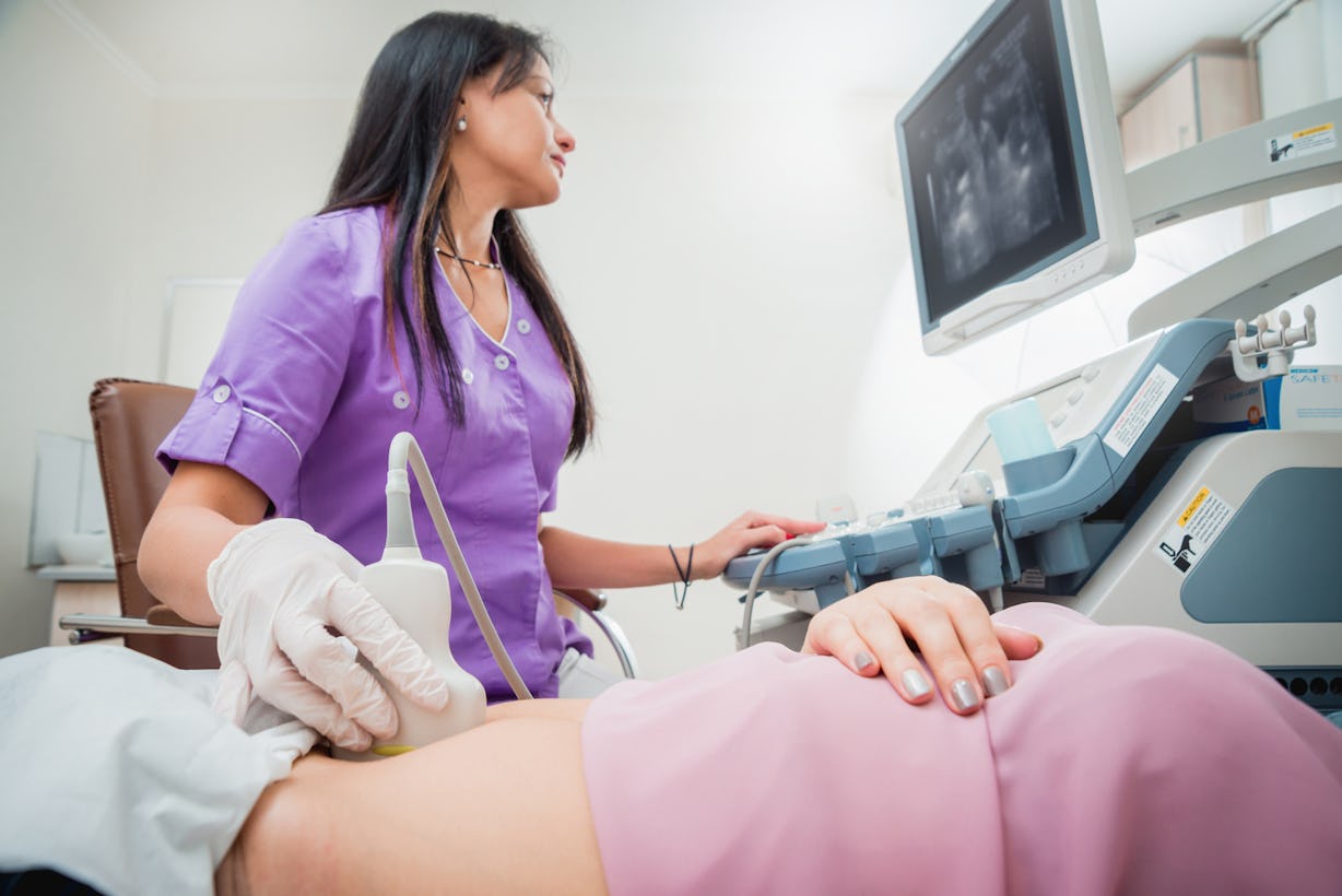 15 Things Every Mom Thinks During Her First Ultrasound But Doesnt Say