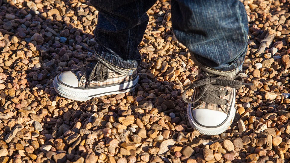 Mom S Shoe Tying Tutorial Goes Viral For All The Right Reasons