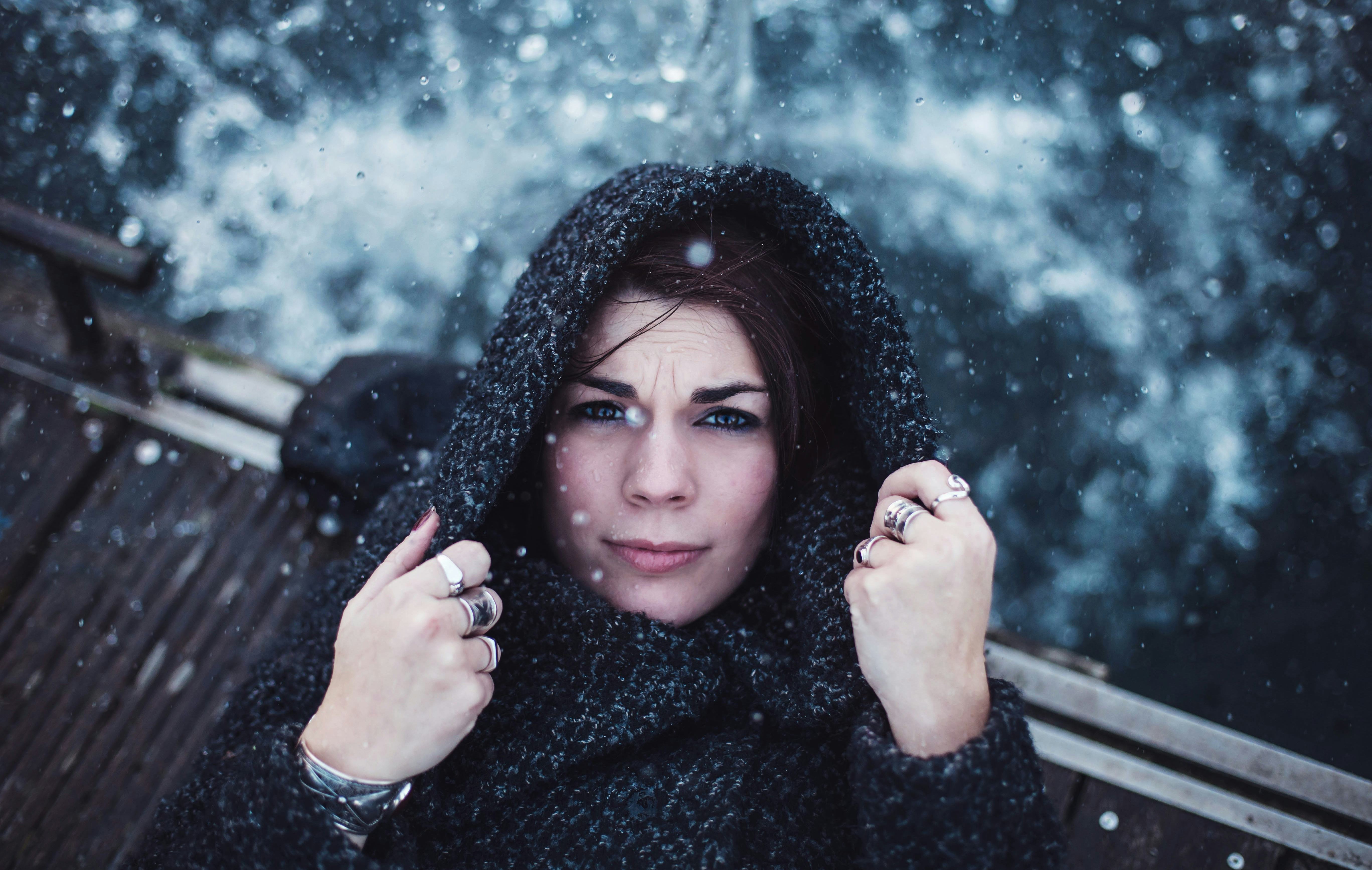 How To Stay Warm When Your Hair Is Wet, Because Winter Beauty Is A