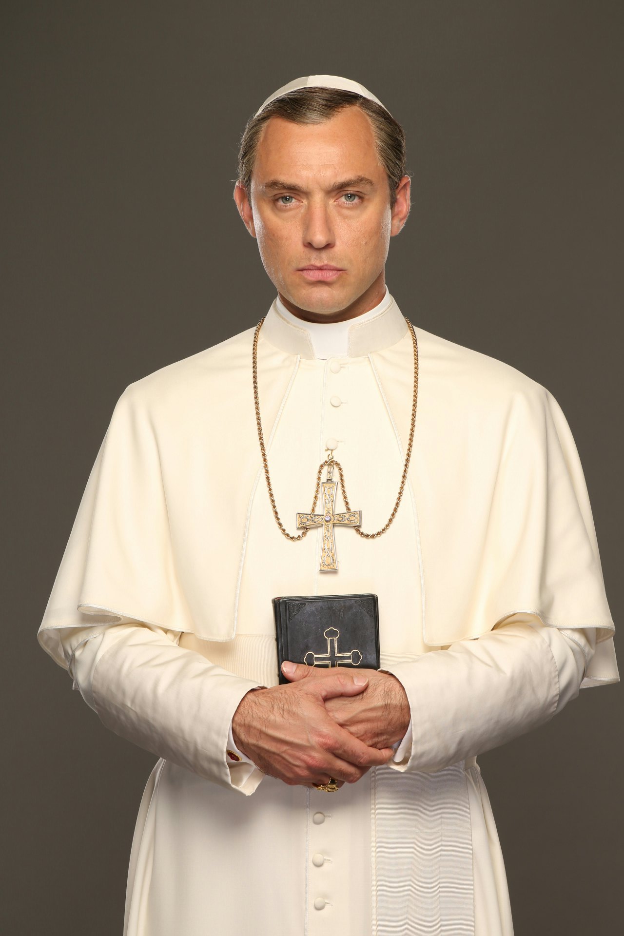 Джуд лоу молодой папа. Джуд Лоу папа Римский. Джуд Лоу в роли папы Римского.