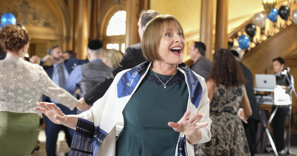 Patti LuPone Showed Up On 'Crazy Ex-Girlfriend' & Helped Guide Rebecca  Through Her Relationship Woes