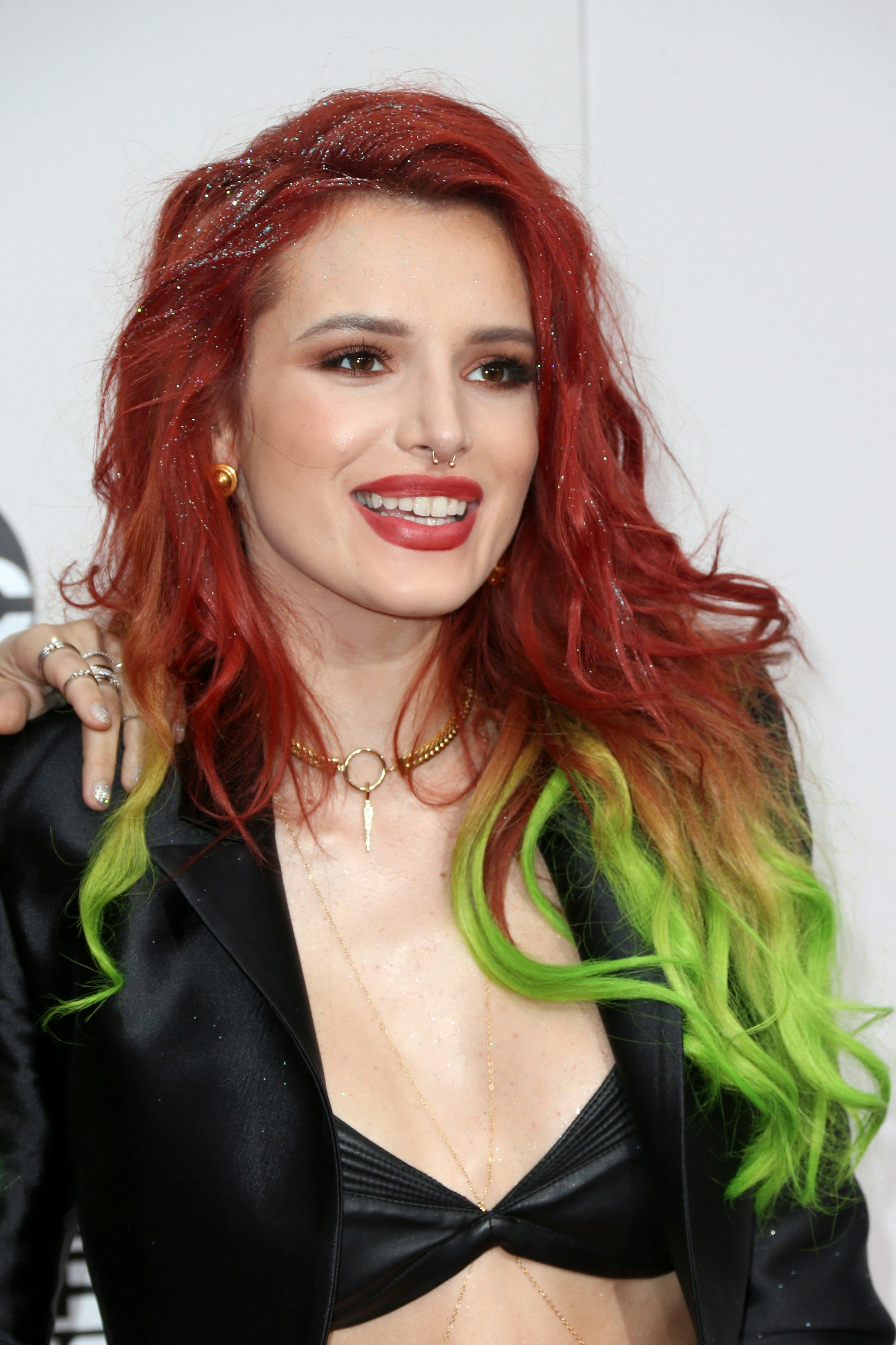 Bella Thorne Colored Her Hair Dark Blue And It S Amazing