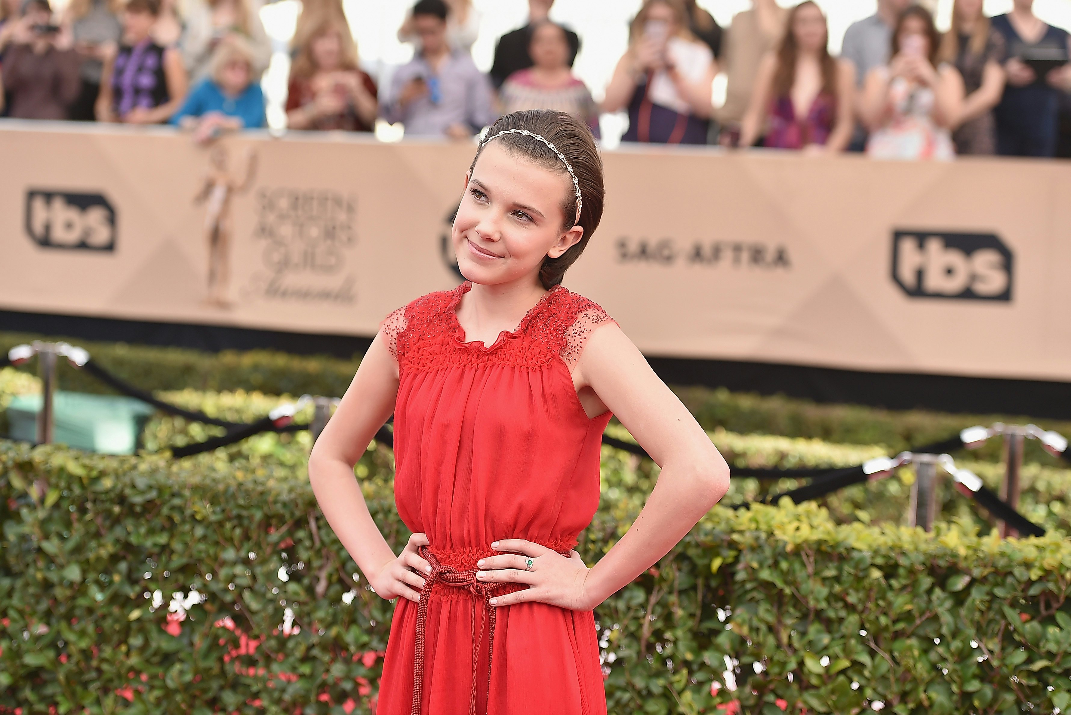Millie Bobby Brown S Dress At The 2017 Sag Awards Is A Grecian
