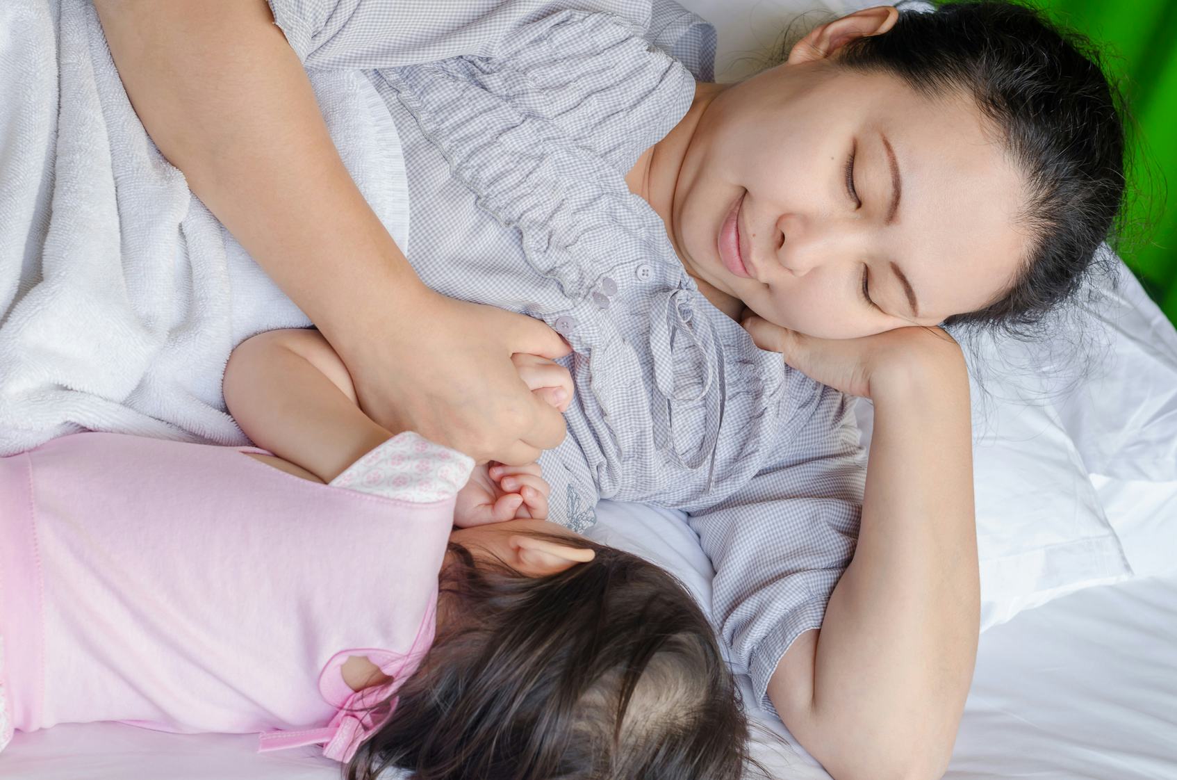 9 Weird Things Every Mom Does When Shes Breastsleeping picture