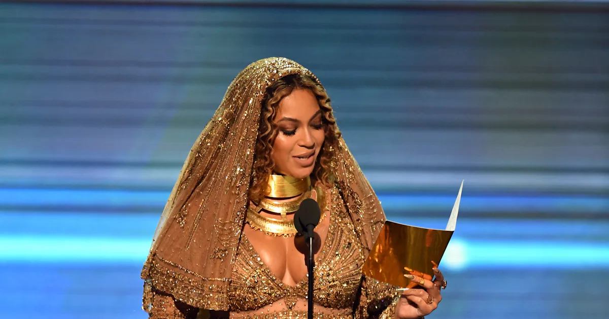 beyonce gold dress grammys 2017 Beyonce's Grammy Awards 2017 Dress