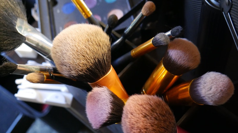 DIY Makeup Brush Holder on a Shoestring Budget - DIY Candy
