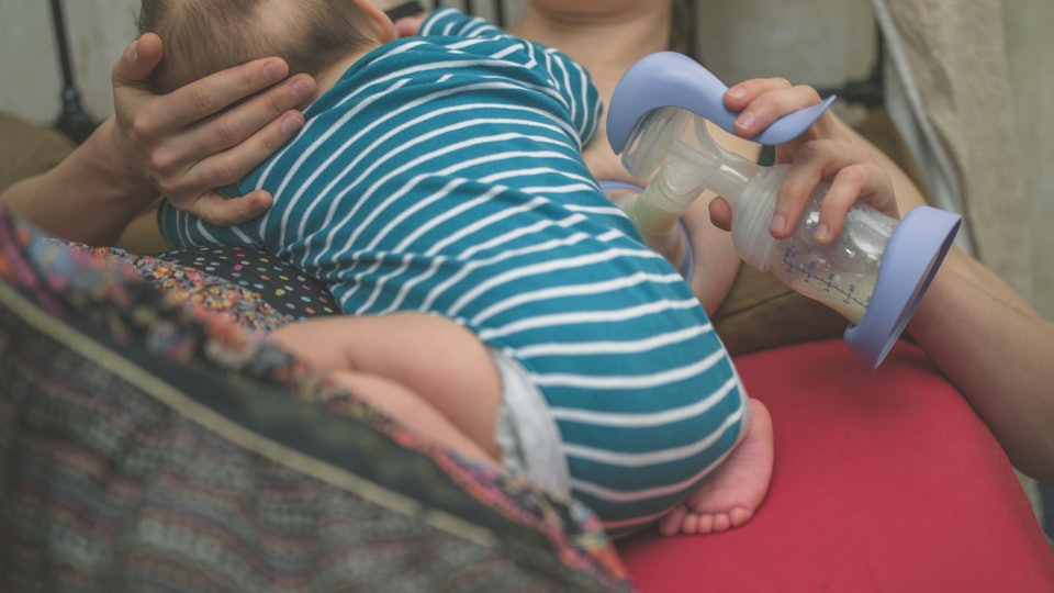 5 Mistakes You Can Make While Breastfeeding & Pumping At The Same Time 5 Mistakes You Can Make While Breastfeeding & Pumping At The Same Time