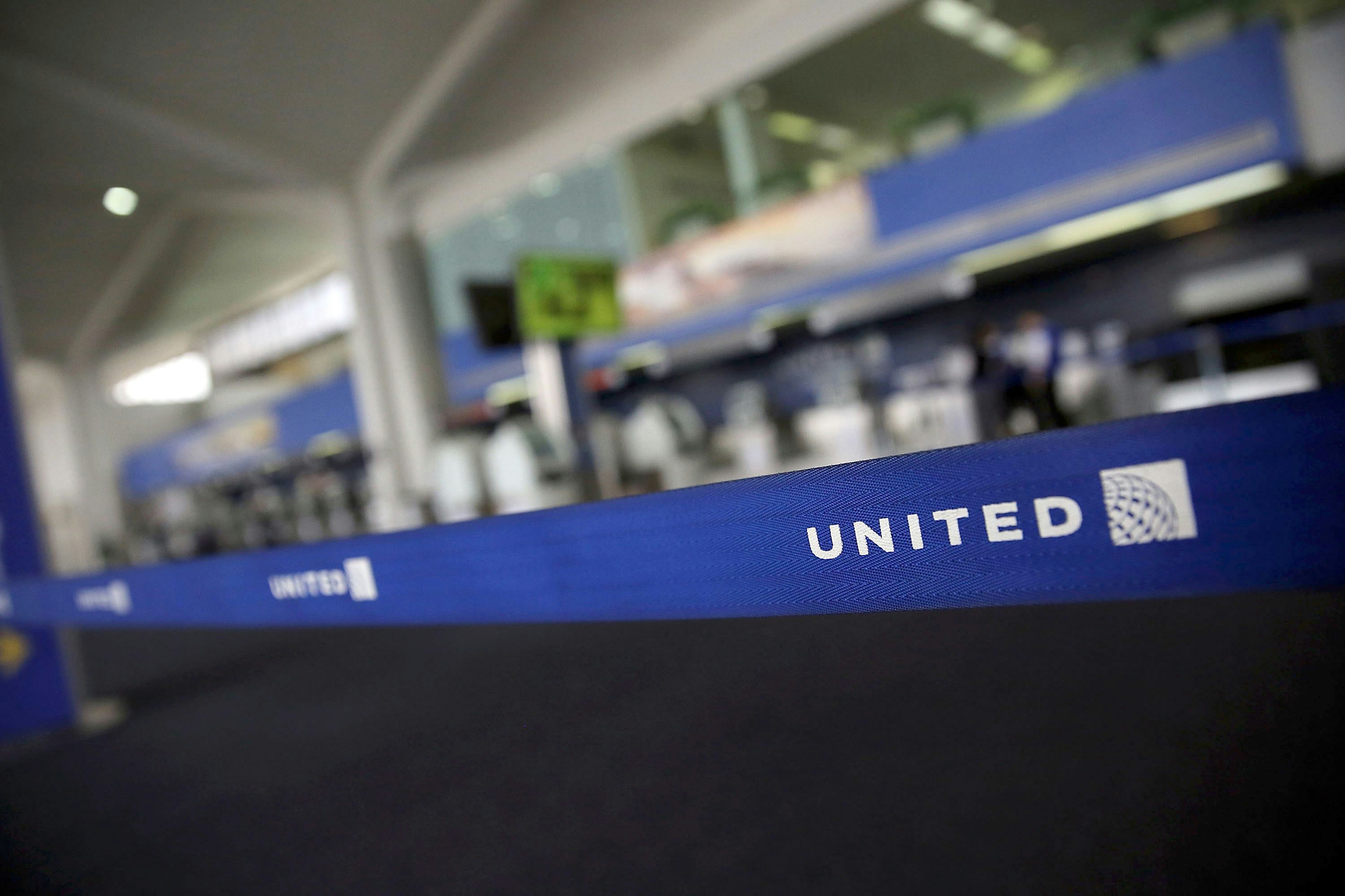 United Responds To The Video Of A Man Being Dragged Off A Plane It ...