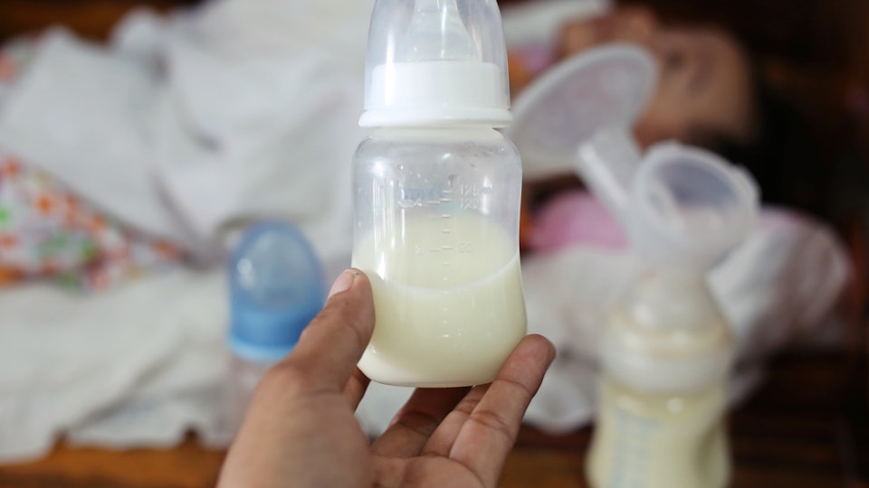 Is Hand Expressing Better Than Pumping? Here Are The Pros & Cons