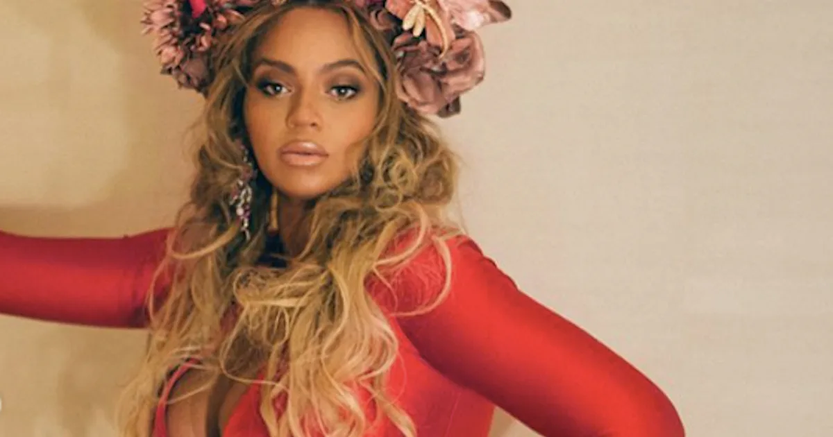 Beyonce's Wearable Art Gala Outfit Featured A Flower Crown You Have To ...