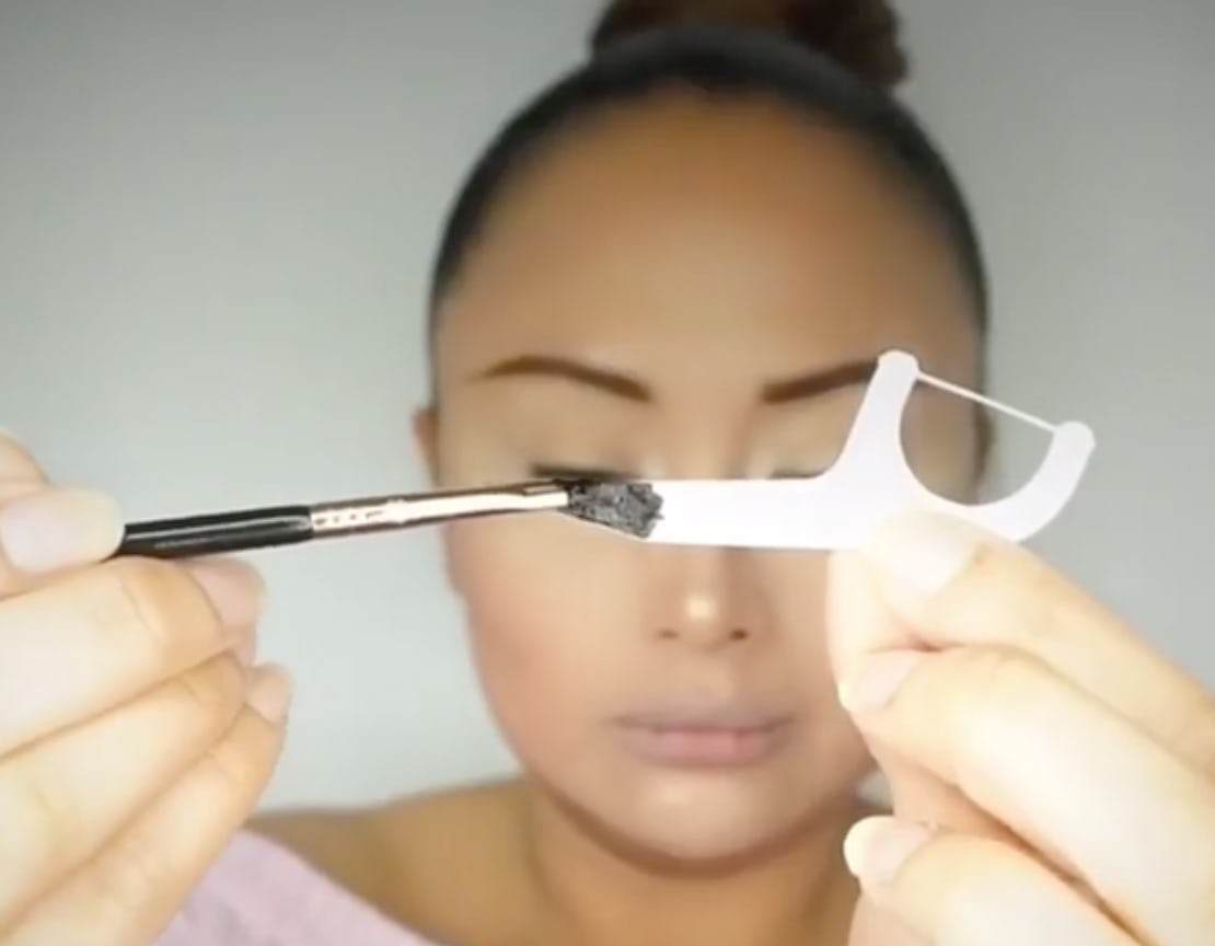 This Vlogger Used A Dental Floss Pick For A Genius Eyeliner Hack & It