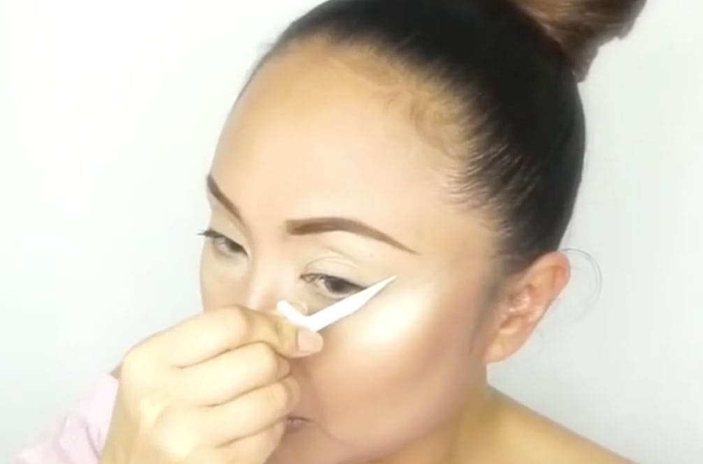 This Vlogger Used A Dental Floss Pick For A Genius Eyeliner Hack & It