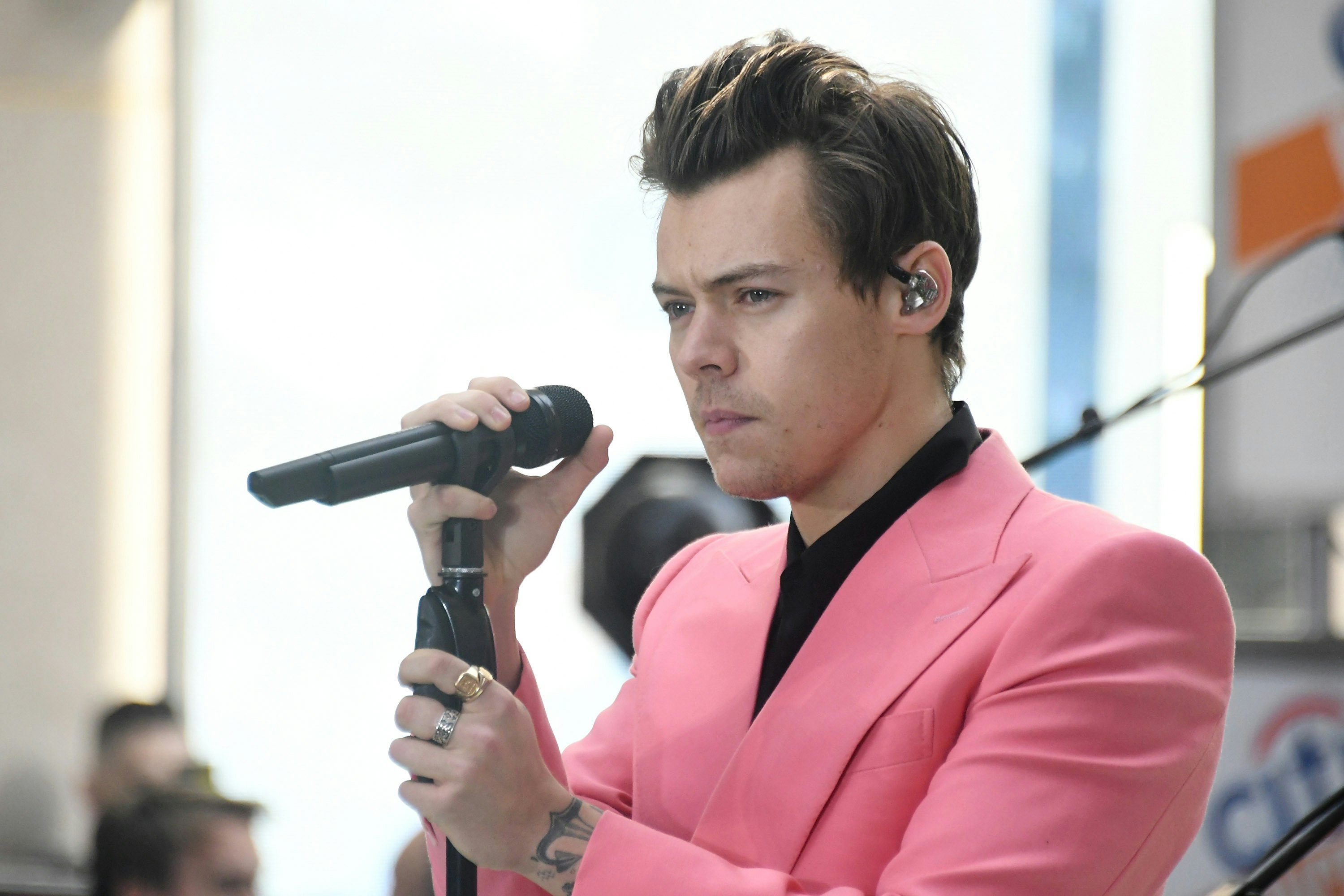 Footage Of Harry Styles Haircut Now Exists The Internet Is