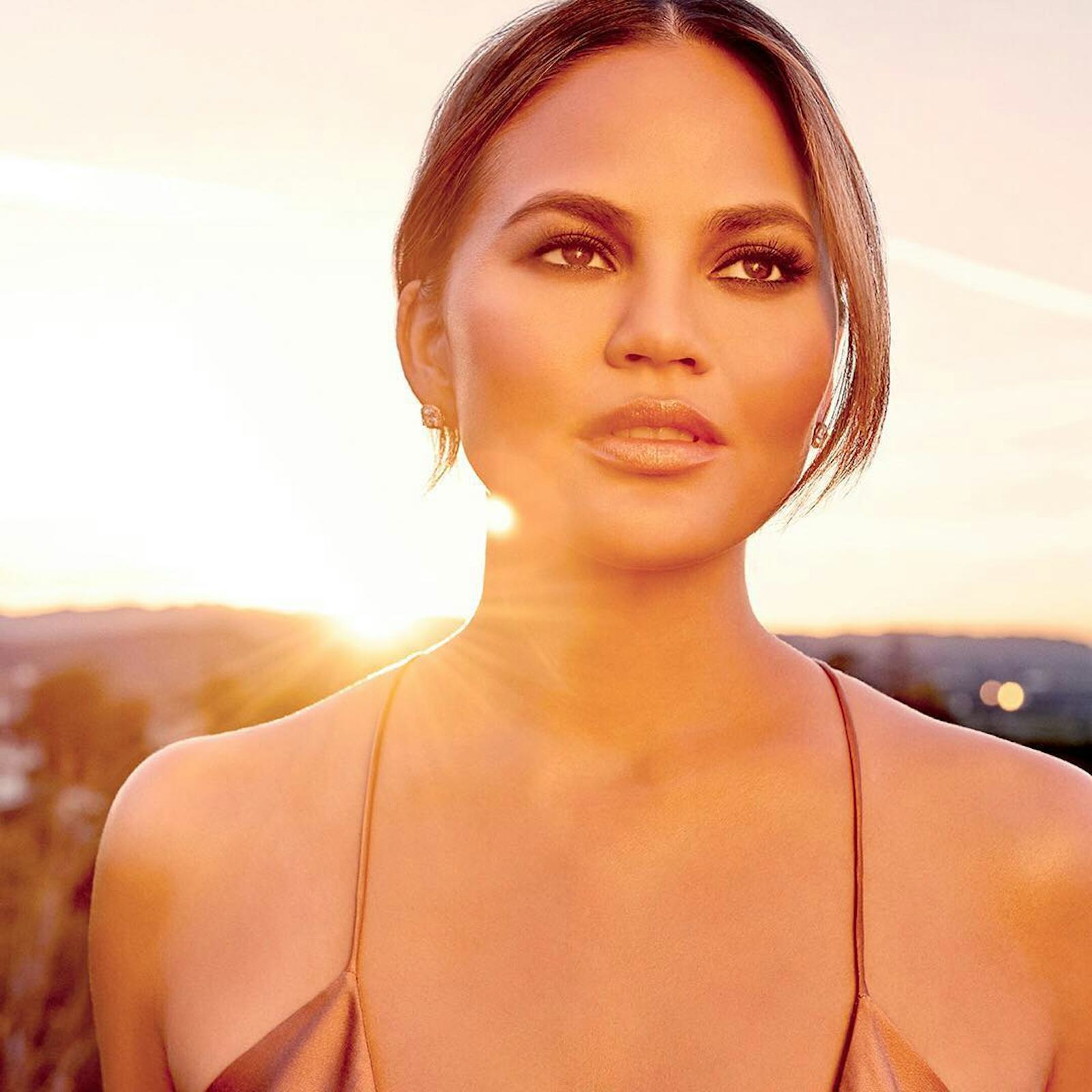 How Chrissy Teigen Uses Her BECCA x Chrissy Palette To Transform Into A