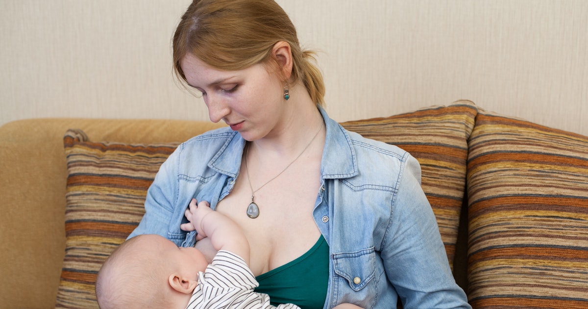 Азиатка кормит подругу молоком из сиськи, фото девушек с сиськами