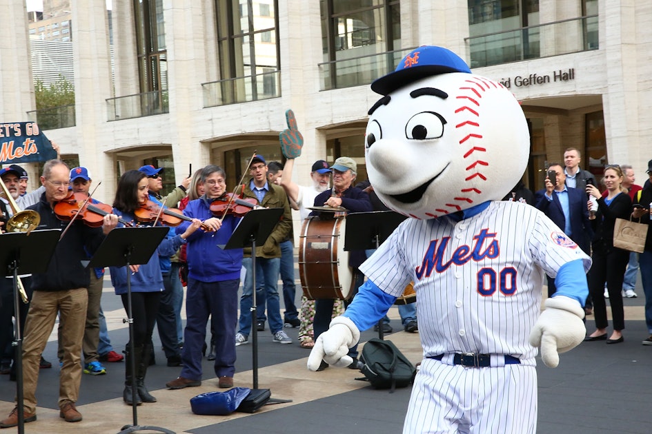 VIDEO: Mets Mascot Caught Giving Fans the Middle Finger
