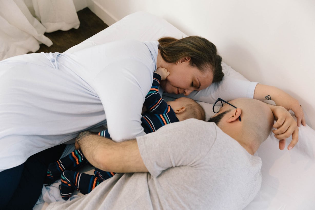 Безопасные позы для совместного сна с новорожденным